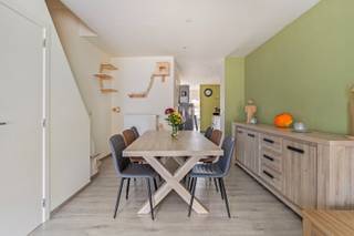 Deze gezellige rijwoning werd in 2016 volledig gerenoveerd met aandacht voor kwaliteit en energiezuinigheid. De woning is gelegen nabij het centrum van Mol met tal van winkels, restaurants, sportfaciliteiten en andere voorzieningen. <br /><br />De woonkamer is ingedeeld in een gezellige zithoek en eethoek. Dankzij de grote ramen vooraan de woning genieten we van aangenaam veel lichtinval. De moderne keuken bevindt zich aansluitend aan de leefruimte en is uitgerust met elektrische kookplaat, afzuigkap, koelkast, heteluchtoven en vaatwasser. Als we verder lopen komen we in de aanbouw waar zich nog ruimte bevindt voor een eettafel, leeshoek of werkruimte. De berging bevindt zich vlak naast de keuken en biedt tevens aansluiting voor een wasmachine. <br /><br />Op de verdieping is de woning voorzien van twee mooie slaapkamers, een volledig uitgeruste en vernieuwde badkamer en extra dressing. Via vaste trap bereiken we de zolderkamer welke momenteel ingericht is als derde zeer ruime slaapkamer.<br /><br />De tuin is bereikbaar zowel via de woning als via de achterliggende straat. Buiten het leuke genot van een tuin, biedt de tuin achteraan ook mogelijkheid tot parkeren.<br /><br />Huidig EPC: 159 kWh/m² (zonder de zonnepanelen). Volgens de simulatie zorgen de 8 reeds aanwezige zonnepanelen voor een EPC daling naar 122 kWh/m².