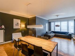 <p><span>Op zoek naar een instapklaar appartement met veel licht en een gezellig terrasje?</span></p><p><span>Dit stijlvolle appartement met 2 slaapkamers ligt op de tweede verdieping van een verzorgd gebouw in het hart van het bruisend Borgerhout. Je woont hier vlak bij het levendige Krugerplein én op een steenworp van het rustige Rivierenhof.  Perfect voor wie houdt van stadsleven én rust!   </span></p><p><span>Je fiets veilig weg zetten?  Optioneel is er een mogelijkheid tot het huren van een fietsenstaanplaats in het achterliggende garagecomplex.</span></p><p><span> </span></p><p><span>Ruimtelijk, gezellig &amp; klaar om in te trekken</span></p><p><span>Je komt binnen in een centrale hal met toegang tot alle ruimtes. Aan de voorzijde ligt de ruime leefruimte van 33 m² met een op maat gemaakte boekenkast en een volledige raampartij over de breedte van de gevel – ideaal voor lichtliefhebbers. De charmante visgraatparketvloer zorgt hier meteen voor een warme sfeer. Aansluitend vind je de eerste slaapkamer, die reeds voorzien is van een ingebouwde kast. </span></p><p><span>Verder in de hal kom je bij de volledig geïnstalleerde keuken. Deze is uitgerust met een composieten werkblad, inductievuur, ingebouwde oven, afwasmachine, koelkast, diepvries én veel kastruimte. Dankzij de glazen deur heb je hier directe toegang tot een rustig gelegen terrasje waar het heerlijk vertoeven is.</span></p><p><span> </span></p><p><span>Badkamer &amp; slaapkamers achteraan</span></p><p><span>In de hal vind je verder nog een apart toilet met handenwasser, een praktische berging met aansluiting voor wasmachine/droogkast en een volledig betegelde badkamer met ligbad, douchewand, lavabo met spiegel, opbergkast en handdoekradiator.  Aan de rustige achterzijde van het gebouw ligt de ruime tweede slaapkamer van 16 m² – een echte plus voor wie graag wat meer rust en ruimte heeft.</span></p><p><span> </span></p><p><span>Hip en groen: wonen in BOHO</span></p><p><span>Met Krugerplein en Rivierenhof om de hoek woon je hier in een van de meest gegeerde buurten van Borgerhout. Hippe bars, gezellige eettentjes en lokale winkels liggen op wandelafstand, net als tram- en bushaltes. Ook het Centraal Station is vlakbij, en met de Ring om de hoek ben je vlot de stad uit. Ideaal voor wie houdt van leven in de stad, met natuur op een boogscheut.</span></p><p><span> </span></p><p><span> </span></p><p><span> </span></p>