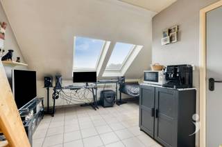 <p><span>Op een uitstekende locatie op de </span><span>Mechelsevest </span><span>vinden we deze gezellige duplexstudio van </span><span>31 m²</span><span>, ideaal als eerste woonst of interessante investering.</span></p><p><span>De studio beschikt over een praktische leefruimte met </span><span>kitchenette</span><span> en voldoende plaats voor een zetel en eettafel. De </span><span>grote dakramen</span><span> zorgen niet alleen voor veel natuurlijk licht maar bieden ook een </span><span>prachtig zicht over Leuven</span><span>.</span></p><p><span>Een absolute troef is de </span><span>aparte slaapkamer op de verdieping</span><span> die bereikbaar is via de vaste trap. Dankzij deze duplexindeling wordt het slaapgedeelte volledig gescheiden van de leefruimte wat een extra gevoel van ruimte en comfort creëert voor een studio.</span></p><p><span>Verder beschikt de studio over een </span><span>aparte badkamer met douche, toilet en lavabo</span><span>. </span></p><p><span>Dankzij de combinatie van de </span><span>centrale ligging, het prachtige uitzicht en de aparte slaapkamer</span><span> vormt deze duplexstudio een aantrekkelijke woon- of investeringsopportuniteit in Leuven.</span></p><p><span>Bovendien is er in het gebouw ook nog een </span><span>ruime gemeenschappelijke fietsenstalling</span><span> aanwezig.</span></p><p><span>Interesse in deze duplexstudio? Contacteer ons via 016 15 31 15 of info@immolivit.be.</span><span> </span></p>