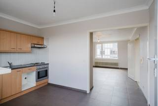 Instapklaar appartement in het centrum van Avelgem. Ideaal voor een starter of investeerder.<br /><br />Het appartement is functioneel ingedeeld met een lichte leefruimte, een keuken, één slaapkamer en een badkamer met bad, lavabo & toilet. Dankzij de grote ramen geniet u van veel natuurlijk lichtinval. Wie creatief is met verf en materialen, kan er bovendien een echte persoonlijke toets aan geven.<br /><br />Via de keuken bereikt u het groot terras op het noord-westen. Scholen, winkels en openbaar vervoer bevinden zich letterlijk voor de deur. Leven in het centrum van Avelgem is hier op het juiste adres.<br /><br />Een kelderberging is inbegrepen als extra opbergruimte.<br /><br />Optioneel kan een garage met manuele poort achteraan het gebouw worden bijgekocht voor een extra € 12.500.<br /><br /><br />Waarom net dit aanbod overwegen?<br />-> centrale ligging<br />-> geen renovatieplicht (EPC D)<br />-> kelderberging inbegrepen<br />-> garage optioneel bijkomen<br />-> ideaal als investering<br />-> alles op wandelafstand<br /><br />Interesse, bel 0499 89 30 45 of 0471 69 44 30<br />Attesten & documenten: www.nestr.be