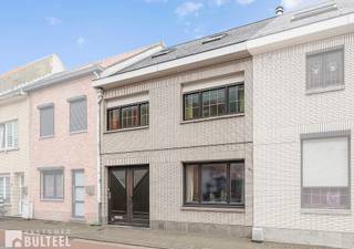 Deze uitzonderlijk ruime en op te frissen woning  verrast u ongetwijfeld van bij het binnenkomen. We starten met een inpandige garage die...