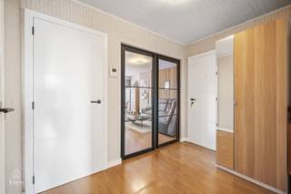 Dit appartement op de eerste verdieping is gelegen in Deurne en beschikt over een praktische indeling en een aangename leefruimte. <br /><br />Bij het binnenkomen kom je in de inkomhal, die toegang geeft tot verschillende ruimtes van het appartement. De leefruimte bestaat uit een gezellige living met eethoek en een open keuken, waardoor alles mooi in elkaar overvloeit. in de hal bevindt zich bovendien een apart toilet. <br /><br />Het appartement beschikt over twee slaapkamers en een recent gerenoveerde badkamer. Achteraan, aansluitend aan de slaapkamers, bevindt zich een volledig overdekt terras waar je in alle rust van de buitenlucht kunt genieten. <br /><br />Ook aan comfort werd gedacht, het appartement is voorzien van rolluiken aan alle ramen. Aan de voorzijde zijn deze elektrisch bedienbaar, de rolluiken aan de achterzijde zijn manueel. Er is een mogelijkheid om de garagebox verder te huren van de eigenaars, aan het gebouw is er geen garagebox beschikbaar. <br /><br />Kosten: <br />- Maandelijks vaste kosten: 50 euro<br />- Water: jaarlijks 200 euro per persoon, aangezien het gebouw beschikt over één gezamenlijke watermeter. <br />- Parkeren kan makkelijk in de straat en omliggende straten met bewonerskaart.<br />- Verder huren van garage box mogelijk.<br /><br />Ben je op zoek naar een praktisch ingedeeld appartement met twee slaapkamers en een overdekt terras in Deurne? Dan is dit appartement zeker een bezoek waard! <br /><br />Interesse? info@lotemvastgoed.be | 0475 52 00 14<br />Ook uw woning verkopen? info@lotemvastgoed.be<br /><br /> 