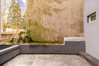 <p><span>Charmante gerenoveerde gezinswoning met 4 slaapkamers nabij de Europese instellingen.</span></p><p><span>Gelegen in Sint-Joost-ten-Node, op een uitstekende locatie op wandelafstand van verschillende Europese instellingen, winkels en alle voorzieningen, bevindt zich deze aangename en recent gerenoveerde gezinswoning. De woning beschikt over vier slaapkamers, twee compacte terrassen en werd bovendien goed geïsoleerd, wat zorgt voor extra wooncomfort.</span></p><p><span>Op het gelijkvloers komt u binnen via een ruime inkomhal die toegang geeft tot 2 mogelijke slaapkamers (17m² & 14m²), bureau of hobbyruimte met rolluiken aan de voorzijde.</span></p><p><span>De eerste verdieping omvat een zeer lichtrijke leefruimte en een uitgeruste keuken welke uitgeeft op een compact terras aan de achterzijde, met praktische bergruimte aan beide kanten.</span></p><p><span>Op de tweede verdieping bevindt zich een derde ruime slaapkamer (25m²) met parketvloer en een decoratieve open haard. Daarnaast is er een badkamer uitgerust met douche, wastafel, aansluitingen voor de wasmachine en toilet. Ook hier heeft u toegang tot een balkon aan de achterzijde.</span></p><p><span>De derde en bovenste verdieping herbergt een bijzonder charmante en comfortabele ingerichte zolderverdieping van ongeveer 45 m², die perfect kan dienen als studio, gastensuite of extra slaapkamer. Deze beschikt over een keuken, een douche, lavabo en apart toilet. De houten Velux-ramen met dubbele beglazing zorgen voor veel natuurlijk licht.</span></p><p><span>Verder beschikt de woning ook over een ruime kelder.</span></p><p><span>Een ideale woning voor wie op zoek is naar ruimte, charme en een uitstekende ligging nabij de Europese wijk.</span></p><p><span> </span></p><p><span> </span></p>