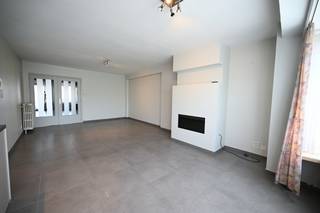 Dit appartement bevindt zich op de Grote Markt in Izegem, dus vlakbij warenhuizen, openbaar vervoer, scholen,...Het appartement bevindt zich op de...