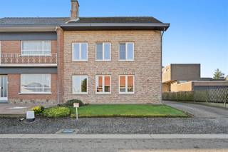 TE KOOP: Ruime halfopen bebouwing met 3 slaapkamers op 6a in Rijkel!Via de inkomhal betreedt u de woning. De ruime en lichtrijke woonkamer beschikt...