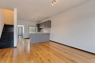 <h2><span>Lichtrijk penthouse-duplex met dakterras nabij het centrum van Wilrijk</span></h2><p><span>In een kleinschalig gebouw, op korte afstand van het centrum van Wilrijk, vinden we dit aangename penthouse-duplexappartement, gelegen op de tweede en derde verdieping.</span></p><p><span>Het appartement geniet dankzij de grote raampartijen van bijzonder veel natuurlijke lichtinval. De combinatie van de open indeling en de duplexstructuur zorgt voor een aangenaam ruimtelijk gevoel. De leefruimtes bevinden zich op het tweede verdiep, terwijl het bovenste verdiep een meer private sfeer biedt.</span></p><p><span>Met zijn ruime slaapkamers en praktische indeling vormt dit appartement een ideale thuis voor starters. De absolute troef bevindt zich op de bovenste verdieping, waar de master bedroom beschikt over een rechtstreekse aansluiting met het aanpalende dakterras. Een heerlijke plek om in alle rust van de buitenlucht te genieten en te genieten van het mooie dieptezicht over het centrum van Wilrijk.</span></p><p><span>Ook op praktisch vlak heeft het appartement heel wat te bieden. Het gebouw is kleinschalig en de algemene kosten zijn laag. Daarnaast is er een gemeenschappelijke kelderberging en een fietsenberging beschikbaar.</span></p><p><span>Een lichtrijk en ruimtelijk duplexappartement met een aangenaam dakterras, gelegen op een centrale en gegeerde locatie nabij het centrum van Wilrijk.</span></p>
