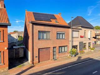 Cette maison unifamiliale, rénovée en 2025 et économe en énergie (label B!), avec une largeur de façade et parcelle de 9 mètres et une...