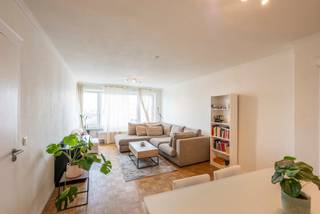 <p>Gezellig appartement met veel licht door zijn ligging op de 7<sup>e</sup> verdieping!</p>
<p>Een eigen plek nodig waar je het helemaal naar je zin kan maken? Kom dan dit leuke appartement ontdekken! Het werd vorig jaar grotendeels gerenoveerd: nieuwe leidingen, elektriciteit, nieuwe badkamer, toilet en keuken, met een hedendaagse look &amp; feel.</p>
<p>Indeling:</p>
<p>Lift (of trap) naar de 7<sup>e</sup> verdieping.</p>
<p>Inkomhal met vestiaire en aansluiting voor wasmachine en droogkast in de inbouwkast. Keuken met alle comfort (oven, kookplaat, dampkap, koelkast &amp; diepvries, vaatwas) en voldoende kastruimte. Gezellige ruime living met eetkamer en zithoek. Gang naar gastentoilet, badkamer met inloopdouche en dubbele lavabo, en 2 slaapkamers met balkon.</p>
<p>Er hoort ook een kelderberging bij, handig om spullen te plaatsen die je niet vaak nodig hebt.</p>
<p>Troeven:</p>
<ul>
<li>Instapklaar, het appartement is met smaak gerenoveerd</li>
<li>Handige ligging: aan de stadsring naast Delhaize &amp; de nieuwe Colruyt binnenkort, Brico, Malinas, Keerdokparking etc = winkels en station Nekkerspoel zijn op wandelafstand, èn je bent zo met de fiets aan station Mechelen en de binnenstad. Oprit naar E19 Brussel-Antwerpen op een steenworp.</li>
<li>Door de hoogte trek je veel licht binnen</li>
<li>Koffietje drinken op het balkon in de ochtendzon; door de oriëntatie wordt het nooit te warm binnen</li>
<li>Nieuw dak op het gebouw</li>
<li>Elektriciteit conform</li>
<li>Gunstig EPC B (beperkt verbruik)</li>
<li>Kelderberging</li>
<li>Parkeergelegenheid in de buurt (Keerdok), of met bewonerskaart in omliggende straten</li>
</ul>
<p>Praktisch:</p>
<ul>
<li>Beschikbaar bij akte</li>
<li>Kosten: provisie (met afrekening einde jaar) van:
<ul>
<li>+/- 224 eur/maand voor gemeenschappelijke lasten èn verbruik van water en gas inclusief, dat is naar Mechelse normen zeer correct</li>
<li>100eur/maand voor opbouw reservekapitaal (potje voor toekomstige uitgaven aan het gebouw)</li>
<li>+/- 40eur/maand voor verbruik elektriciteit</li>
</ul>
</li>
</ul>
<p>Zin om dit gezellige appartement te komen ontdekken? Contacteer dan tinne.schotsmans@quares-trevi.be of 0477 60 21 99. Tot dan!</p>