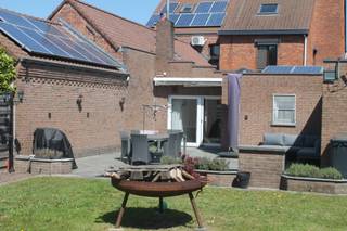 Gezellige gerenoveerde woning in het groene hart van Sinaai.<br /><br />Welkom thuis in het prachtige Sinaai, waar rust, ruimte en leef-comfort samenkomen. <br />Deze woning ligt vlakbij " Den Dries " en alle winkels en faciliteiten.<br />Bij het betreden kom je binnen in een lichtrijke en modern ingerichte leefruimte waar keuken en woonkamer naadloos in elkaar overvloeien. <br />De open keuken is landelijk, hedendaags en tegelijk gezellig. Een plek waar koken en samenzijn samensmelten.<br />Er zijn drie slaapkamers waarvan twee met ingebouwde kasten.<br />Er is een badkamer met ligbad, douche en lavabomeubel, een apart toilet en een praktische bergruimte/wasplaats.<br />De zolder van meer dan 40m² geeft mogelijkheden om extra kamers te maken.<br />Garage met berging.<br />De Perfecte Z/ZW-oriëntatie van het ruime terras en de tuin met landelijk uitzicht is een andere grote troef..<br />Ook de zonnepanelen genieten een perfecte oriëntatie.<br /><br />De ligging is een absolute troef: winkels, openbaar vervoer, sportfaciliteiten, jeugdbewegingen, lagere school en andere voorzieningen bevinden zich allemaal op wandelafstand. <br />De woning combineert comfort, ruimte en een topligging in een groene omgeving.<br />Een unieke kans voor wie stijlvol en zorgeloos wil wonen in Sinaai.