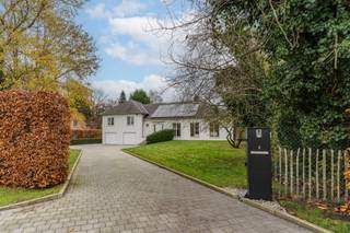In een rustige en groene residentiële buurt in Merksplas vinden we deze brede, stijlvol vormgegeven villa met een majesteuze gevel en...