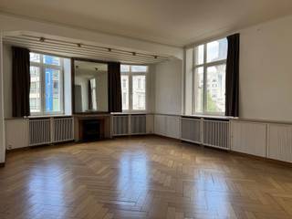 <strong>Deze zeer ruime studentenkamer is gelegen in een prachtig authentiek gebouw in Beaux-Arts stijl in Antwerpen centrum op uitstekende locatie.<br /><br /></strong><span>De zeer lichtrijke kamer heeft een oppervlakte van 38m². De privé badkamer ca 4m² is gelegen op de gang en is voorzien van een eigen douche, toilet en wastafel met spiegelkast.</span><strong><br /></strong><span>Elke verdieping in het gebouw is voorzien van een gemeenschappelijke keuken met een keramisch 4-pitsvuur; een vaatwasser; twee koelkasten; een vriezer en genoeg opbergruimte.</span><strong><br /><br /></strong><span>Het gebouw is voorzien van een lift en een gemeenschappelijke fietsenberging.</span><br /><br /><strong>BIJZONDERHEDEN:</strong><br /><span>* Prachtig authentiek gebouw in beaux arts stijl</span><br /><span>* Uitstekende locatie te Antwerpen centrum nabij Leopoldstraat, de Nationale Bank, Stadspark, winkels, supermarkt, openbaar vervoer, scholen.</span><br /><span>* Zeer gunstig EPC van 140 kWh/m²/jaar</span><br /><span>* Fietsenberging in het gebouw</span>