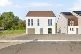 🏡 CREËER DE WONING VAN UW DROMEN – VRIJSTAANDE WONING MET TERRAS & TUIN!Bent u op zoek naar een project waarbij u het interieur volledig naar uw eigen smaak kunt inrichten? Deze vrijstaande woning in gesloten ruwbouw is een zeldzame opportuniteit.Met haar mooie volumes, terras en tuin biedt deze woning een ideale leefomgeving, terwijl u volledige vrijheid behoudt om de binnenafwerking en indeling naar wens te realiseren.✨ IndelingGelijkvloers:InkomhalRuime en lichtrijke woonkamerKeukenruimte naar eigen smaak in te richtenAparte wasruimteGarage met rechtstreekse toegang tot de tuinEerste verdieping:3 slaapkamers, waarvan één met dressingBadkamerApart toiletTweede verdieping:Mogelijkheid tot 2 extra slaapkamers of een polyvalente ruimte🌿 BuitenruimtesMooi terras om van zonnige dagen te genietenMooie tuin die ruimte en rust biedt⚙️ Technische troeven✔ Kwalitatieve PVC-ramen met dubbele beglazing, Belgische makelij✔ Aansluiting op de riolering✔ Regenwaterput van 10.000 L✔ Voorzien voor de installatie van een warmtepomp✔ Moderne technieken reeds voorzien✔ Gezonde structuur = ideale basis voor een gepersonaliseerd project🔥 Sterke puntenVrijstaande woning, zeldzaam op de marktTot 5 slaapkamers mogelijkTerras + tuinAparte wasruimteProject 100% aanpasbaar naar eigen wensenGericht op energiebesparing en modern comfort📍 LiggingGelegen in Beloeil, in een aangename omgeving, dicht bij voorzieningen en belangrijke verbindingswegen.💥 Een woning met sterk potentieel, buitenruimte en een moderne visie — een opportuniteit die u snel moet grijpen!📞 Contacteer ons nu voor een bezoek:Sébastien0496 12 04 46sebastien@immobeguin.be