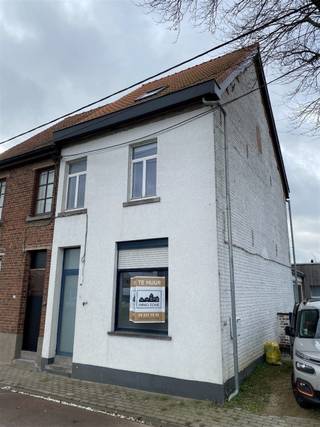 <p><span>Bezoeken kunnen niet telefonisch ingepland worden, huurprofiel is verplicht:</span></p><p><span>Klik op BEZOEK AANVRAGEN op onze website (www.immo-zone.be) en boek online uw afspraak in.</span></p><p><span>Visits cannot be scheduled by phone, a rental profile is required:</span></p><p><span>Click on REQUEST VISIT on our website (www.immo-zone.be) and book your appointment online.</span></p><p><span>Les visites ne peuvent pas être planifiées par téléphone, le profil de location est obligatoire:</span></p><p><span>Cliquez sur DEMANDER UNE VISITE sur notre site web (www.immo-zone.be) et réservez votre rendez-vous en ligne.</span></p><p><span>Deze halfopen bebouwing is centraal gelegen nabij alle voorzieningen zoals scholen, winkels en openbaar vervoer. <br />Ook opritten van de E40 en R4 zijn vlakbij en vlot bereikbaar.</span></p><p><span> </span></p><p><span>De woning omvat:</span></p><p><span>Inkomhal, ruime leefruimte (25m²) met open keuken (34m²) die voorzien is van een keramische kookplaat, frigo, oven en vaatwasser. <br />Aansluitend aan de keuken is een praktische berging voorzien met aansluitingen voor wasmachine en droogkast. <br />Vanuit de keuken kan je naar de grote, zuidgerichte tuin. Verder vinden we op het gelijkvloers de badkamer die voorzien is van een dubbel badkamermeubel, ligbad, douche en toilet.</span></p><p><span> </span></p><p><span>Op de eerste verdieping vinden we 2 ruime slaapkamers van 15m² en 17m². <br />Op de tweede verdieping is er een grote polyvalente ruimte van 28m² die voor diverse mogelijkheden kan gebruikt worden.</span></p><p><span> </span></p><p><span>Tot slot is er naast de woning een ruime oprit met carport en plaats voor meerdere wagens.</span></p><p><span>Cv op gas.<br />EPC label D 301 kWh/(m² jaar). </span></p><p><span>De woning is beschikbaar vanaf 01/06.</span><span><br /><br /></span></p>