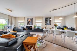 Centraal gelegen en toch volledig privé: dit uitzonderlijk triplex-appartement biedt een unieke combinatie van ruimte, comfort én een...