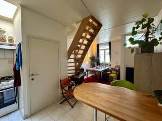 <strong>PLAN UW BEZOEK ONLINE VIA ONZE WEBISTE: www.immoboss.be</strong><br /><br />Goedgelegen woning in het Rabot in de onmiddellijke nabijheid van winkels, scholen en openbaar vervoer.<br />Deze rijwoning (bewoonbare oppervlakte: 70 m<sup>2</sup>) beschikt op het gelijkvloers over een leef- woonruimte met open keuken en apart toilet. Het eerste verdiep omvat een slaapkamer ( op de foto's ingericht als woonkamer) en een badkamer met douche, lavabo, toilet + aansluiting voor wasmachine. De zolderruimte omvat een 2de slaapkamer.<br /><br />Huurprijs: € 700/maand<br />Onmiddellijk beschikbaar!<br />Domicilie verplicht<br />EPC: 323 kWh/m<sup>2 </sup>(Label D)<br /><br /><strong>PLAN UW BEZOEK ONLINE VIA ONZE WEBISTE: www.immoboss.be</strong>