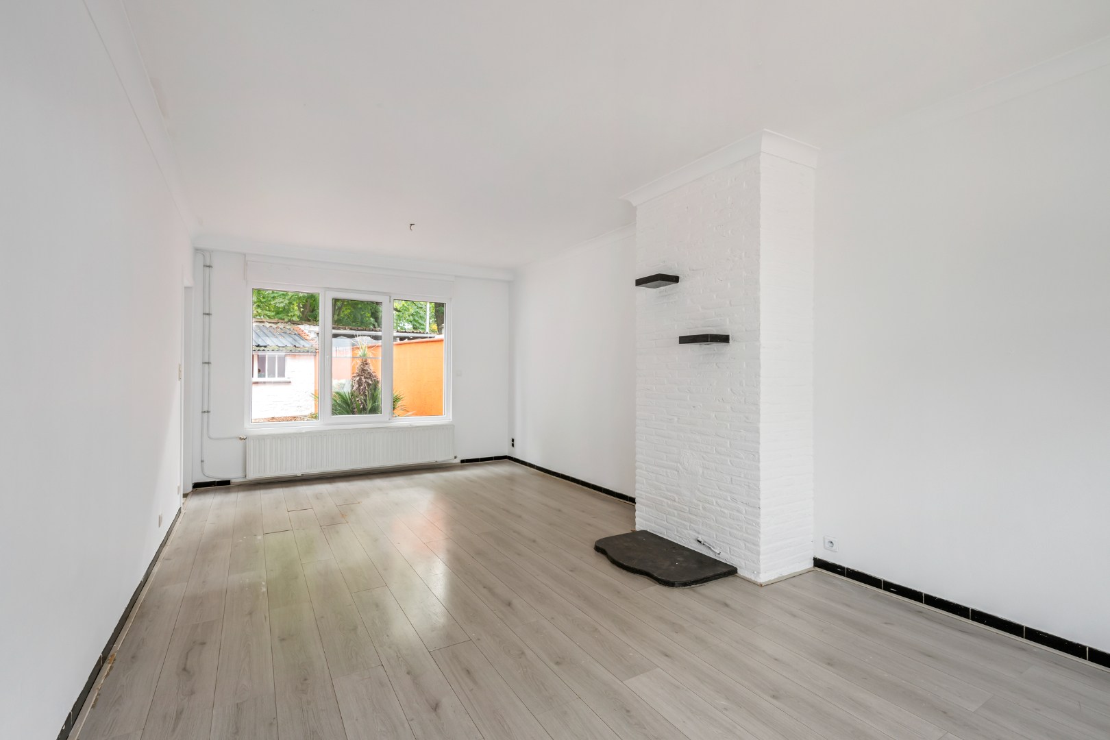 Rijwoning met 2 slaapkamers, zonnige tuin en inpandige garage in Stasegem - foto 3