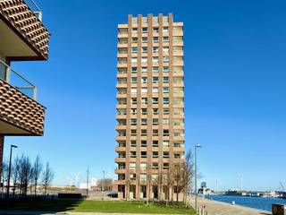 <strong>Ontwaak op een Eiland </strong>met zicht op het water, dit schitterende <strong>nieuwbouw appartement</strong> van 2016 aan het Kattendijkdok is gelegen op de 12e verdieping. Het appartement biedt <strong>2 ruime slaapkamers</strong>, een groot <strong>overdekt terras</strong>, een volledig uitgeruste keuken, een moderne badkamer met inloopdouche en toilet, een apart gastentoilet én een handige aparte keukenberging. Het overdekt terras biedt een fenomenaal <strong>uitzicht over de stad</strong> – perfect om te genieten van zonsondergang of een moment van rust. Het appartement is volledig nieuw en wordt verkocht onder <strong>registratierechten</strong>. Extra pluspunt is de <strong>ruime kelderberging</strong> aanhorig het appartement. Inpandige autostaanplaatsen vlakbij de liften eveneens vrijblijvend te koop.<br /><br />Ervaar luxe, comfort en een adembenemend uitzicht in één van de meest gewilde locaties aan het Kattendijkdok, Eilandje.