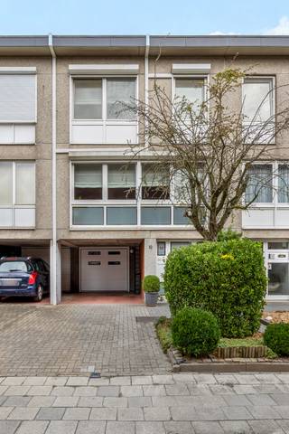 Deze goed verzorgde eengezinswoning heeft 3 slaapkamers een groot overdekt terras en een garage.<br /><br />Op het gelijkvloers bevinden zich de inkomhal met een gastentoilet , de garage met automatische sektionale poort ( april 2022) , een grote bergruimte (22m²) en een hobbyruimte.<br /><br />De oprit voor de garage heeft nog 2 staanplaatsen waarvan één overdekt.<br /><br />Op de eerste verdieping hebben we de living met veel lichtinval en een open keuken en het overdekt terras.<br /><br />De keuken is uitgerust met een oven, micro-oven, een ingebouwde ijskast en diepvries, een ingebouwde vaatwasser, een ceramische kookplaats en een dampkap, een spoelbak en heeft kasten boven en onder.<br /><br />De living geeft uit op het overdekt terras (24m²) met buitenverlichting en zicht op de gemeenschappelijke en onderhouden tuin.<br /><br />Op de tweede verdieping bevinden zich 3 slaapkamers ( 8,5m² - 16m² - 17,5m²) en een badkamer.<br /><br />De badkamer heeft een ligbad/ douche, een w.c., een dubbel lavabomeubel en is volledig betegeld.<br /><br />De woning heeft een zeer gunstig EPC attest ( label B) mede door de dakisolatie( geplaatst september 2018) en zonnepanelen dewelke nog tot 2032 groen certificaten heeft.<br /><br />De woning is overal uitgerust met automatische rolluiken en airco.<br /><br />Stedenbouwkundige inlichtingen zijn in aanvraag.<br /><br />Voor meer info of een bezoek ter plaatse kan u vrijblijvend contact opnemen met Philip op het nr.: 0476/999.029 of philip@reds.be.