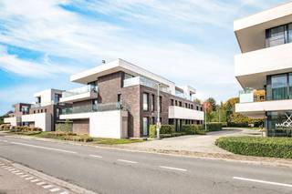 La lumière s’invite naturellement à l’intérieur, filtrée par une élégante paroi vitrée qui relie subtilement le hall à la spacieuse pièce de...