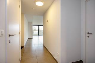 Dit appartement van 109 m² heeft een inkomhal met gastentoilet, 2 ruime slaapkamers en badkamer met lavabo en ligbad met douche. <br /><br />Verder vinden we een lichtrijke leefruimte met volledig uitgeruste open keuken.<br />Naast de keuken vinden we nog een praktische berging met aansluiting voor een wasmachine/droogkast. <br /><br />Via de leefruimte is het aangename terras met prachtig zicht te bereiken. <br /> <br />Het appartement beschikt over een ondergrondse staanplaats.<br /> <br />Alle nutsvoorzieningen hebben individuele tellers. <br />De gemeenschappelijke kosten bedragen 125 euro/ maand. <br />Beschikbaar vanaf 1 juni 2026. <br /><br />Wenst u meer info, aarzel dan niet om ons te contacteren!