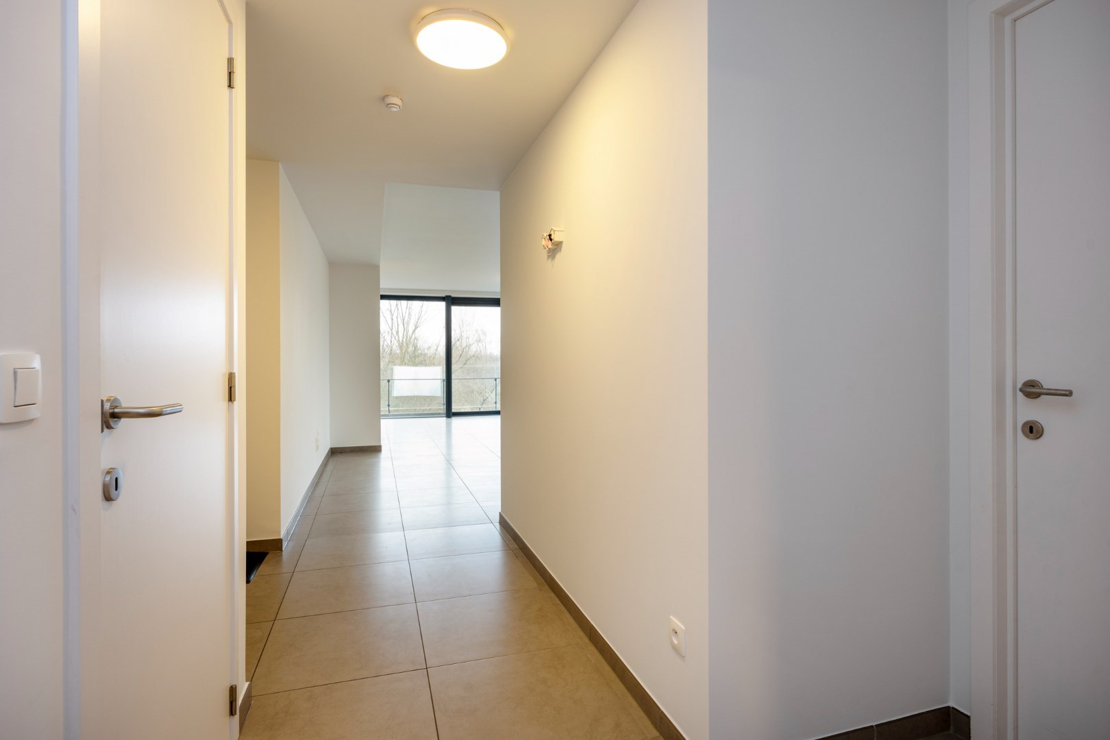 Ruim en lichtrijk appartement met 2 slaapkamers, terras en autostaanplaats vlakbij autostrade - EPC 108 kWh/m² - foto 3