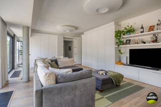 Aan de levendige en geliefde <strong>Aldestraat</strong> bevindt zich dit instapklare appartement, dat in 2013 volledig gerenoveerd werd met kwalitatieve materialen en oog voor detail.<br /><br />Met een bewoonbare oppervlakte van ca. 75 m² op de 2de verdieping en een indrukwekkende <strong>gevelbreedte van maar liefst 11 meter</strong>, biedt dit appartement een unieke combinatie van ruimte, licht en comfort.<br /><br />Indeling:
<ul>
<li>Ruime en lichtrijke leefruimte (ca. 40 m²) met grote raampartijen en een ingebouwde kastenwand</li>
<li>Volledig geïnstalleerde keuken</li>
<li>Badkamer in mozaïekafwerking met inloopdouche en enkele wastafel</li>
<li>Apart gastentoilet</li>
<li>Slaapkamer met ingebouwde kastenwand (ca. 11,6 m²)</li>
<li>Tweede kamer – ideaal als bureau, hobbykamer of extra slaapkamer</li>
<li>Balkon met handige bergkast</li>
<li>Privatieve kelderberging inbegrepen</li>
</ul>
De maandelijkse kosten bedragen €125/maand.<br /><br />Troeven op een rijtje:<br />+ Topligging in het centrum van Hasselt, maar toch rustig gelegen<br />+ Instapklaar en hoogwaardig afgewerkt<br />+ Laag EPC-label B<br />+ Inclusief privatieve kelderberging<br />+ Ideaal als starterswoning, pied-à-terre of investering<br />+ Geen lift aanwezig<br /><br />Interesse in een bezoek of meer info? Contacteer Valère Vangeel via 0472 32 34 24 of mail naar valere@vestio.com.