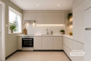 SOLIDE HALFOPEN WONING MET VEEL POTENTIEEL, 3 SLAAPKAMERS EN ZONNIGE TUIN<br /><br />OPEN HUIS OP AFSPRAAK: 17/10 VAN 10 TOT 12U. <br /><br />Op zoek naar een woning die u volledig naar eigen smaak en wensen kunt renoveren? Deze solide halfopen bebouwing in de Hulstersestraat in Ooigem biedt een uitstekende basis en verrassend veel mogelijkheden.<br /><br />De woning beschikt over een ruime en bijzonder lichtrijke woonkamer, een aparte keuken, praktische berging, 3 slaapkamers, een badkamer en een ruime zolder die nog heel wat mogelijkheden biedt. Daarnaast beschikt de woning over een kelder, ideaal als extra bergruimte.<br /><br />Achteraan geniet u van een aangename, zonnige tuin waar u in alle rust kunt ontspannen, tuinieren of gezellig tafelen. De oprit zorgt bovendien voor praktisch parkeren op eigen terrein. Voor wie niet bang is om de handen uit de mouwen te steken, biedt dit net de kans om de woning stap voor stap te moderniseren en er een hedendaagse, comfortabele thuis op maat van te maken.<br /><br />