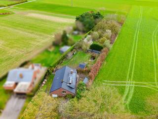 <h3> </h3>
TE MODERNISEREN GEZINSWONING met UITERST RUIM WOONVOLUME en 4 SLAAPKAMERS, gelegen op een UITZONDERLIJK PERCEEL van maar liefst ca. 3.031 m² in het LANDELIJKE Mullem, deelgemeente van Oudenaarde. Dankzij de PRAKTISCHE INDELING vormt deze eigendom de IDEALE BASIS voor een RUIME GEZINSWONING. Het EPC-label C zorgt ervoor dat er GEEN RENOVATIEVERPLICHTING van toepassing is, waardoor u mits ENKELE MODERNISERINGEN meteen comfortabel kan intrekken. Het UITGESTREKTE PERCEEL biedt bovendien TAL VAN MOGELIJKHEDEN voor het creëren van een GROENE TUIN, het houden van KLEINVEE of andere buitenactiviteiten.<br />De indeling gaat als volgt: via de inkomhal met vestiaire en gastentoilet heeft u toegang tot de ruime woonkamer met aanpalende keuken en praktische berging. Verder bevinden zich op het gelijkvloers een ingerichte badkamer, een bureauruimte en een ruime inpandige garage. Op de 1ste verdieping geeft de nachthal toegang tot 4 ruime slaapkamers, waarvan één met dressing.<br />Buitenshuis beschikt deze eigendom over een diepe tuin met tal van mogelijkheden, een ruime oprit en een zonnig terras waar u in alle rust kan genieten van het groene karakter van de omgeving.<br /><br />Adres: Moriaanshoofd 1 te Mullem (Oudenaarde)<br /><br />EPC: 231kWh/m², G-score en P-score A, Geen renovatieverplichting van toepassing
