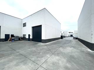 Nieuwbouw magazijn op slechts 500 m van de N60 en ca. 1,5 km van de E17, waardoor er een vlotte verbinding is via de N60.Kenmerken: * Oppervlakte:...