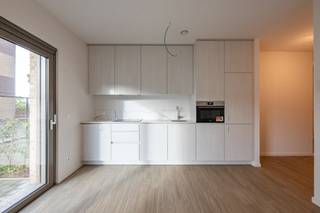 <p>Residentie Bo’rive bestaat uit moderne assistentiewoningen, voorzien van alle comfort.<span> </span><span>In uw assistentiewoning geniet u van de rust, het zicht op een groot toekomstig groen park en de openheid van het water. Stapt u de deur uit, dan hoeft u niet ver te gaan. Hier vindt u alles wat u nodig hebt op wandel- of fietsafstand.</span><br /><br /><strong>INDELING</strong><br />U betreedt de assistentiewoning via de hal die toegang geeft tot een praktische berging en een apart gastentoilet.<br />Een lichtrijke woonruimte met open keuken. <br />Via de keuken heeft u toegang tot het terras waar het aangenaam vertoeven is.<br />Een ruime slaapkamer met directe toegang tot de badkamer (inloopdouche, lavabo en toilet).<br /><br /><strong>BIJZONDERHEDEN<br /></strong>- Mogelijkheid aankoop van ondergrondse parking en berging<br />- Fiscaalvriendelijke investering: 12% BTW ipv 21%<br />- Syndicus: € 4,5 / dag en services: € 6,63 / dag<br /><br /><strong>POSITIEVE ASPECTEN</strong><br />- Unieke ligging: bij het water en in een groene omgeving<br />- Moderne BEN-(assistentie)woningen<br />- Comfort- en zorgdiensten op maat<br />- Vlot bereikbaar met openbaar vervoer en wagen<br />- Verschillende winkels en wekelijkse markt vlakbij<br />- Centraal gelegen tussen Antwerpen en Brussel<br /><br /></p>