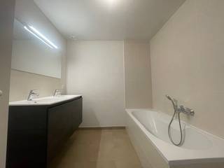 Bent u op zoek naar een comfortabele gezinswoning in Kuurne? Dan is deze instapklare woning precies wat u zoekt!<br /><br />Bij het betreden van de woning komt u terecht in een inkomhal met gastentoilet. Vervolgens bereikt u de lichtrijke leefruimte met zicht op de tuin – de ideale plek om te ontspannen. Keuken is uitgerust met ingebouwde toestellen en sluit aan op een praktische bergruimte.<br /><br />Via de leefruimte heeft u toegang tot de inpandige garage, die ook voorzien is van een achterdeur naar de tuin.<br /><br />Op de eerste verdieping bevinden zich drie slaapkamers en een badkamer met ligbad, lavabo en toilet.<br /><br />Op het tweede verdiep vindt u nog een vierde slaapkamer én een handige zolderruimte/technische ruimte.