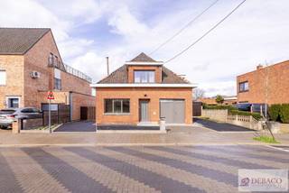 Ruime woning met 3 slaapkamers te Herenthout! <br /><br />Deze woning bestaat uit een mooie lichtrijke leefruimte, een moderne geïnstalleerde keuken, een wasberging, een toilet, een mooie badkamer met lavabo en douche, 3 volwaardige slaapkamers met nog een lavabo en toilet. Verder is er ook nog een berging, een dressing en een kelder aanwezig. Buiten geniet u van een groot en aangenaam terras! <br /><br />De woning is beschikbaar vanaf 01/04/2026! <br /><br />Alle verbruik is individueel. <br /><br />De EPC-waarde bedraagt 300 kWh/m² (Label C). <br /><br />Meer info vindt u op www.debaco.be <br />Contacteer ons via info@debaco.be of bel ons op 014/73.77.77 voor een bezoek ter plaatse!