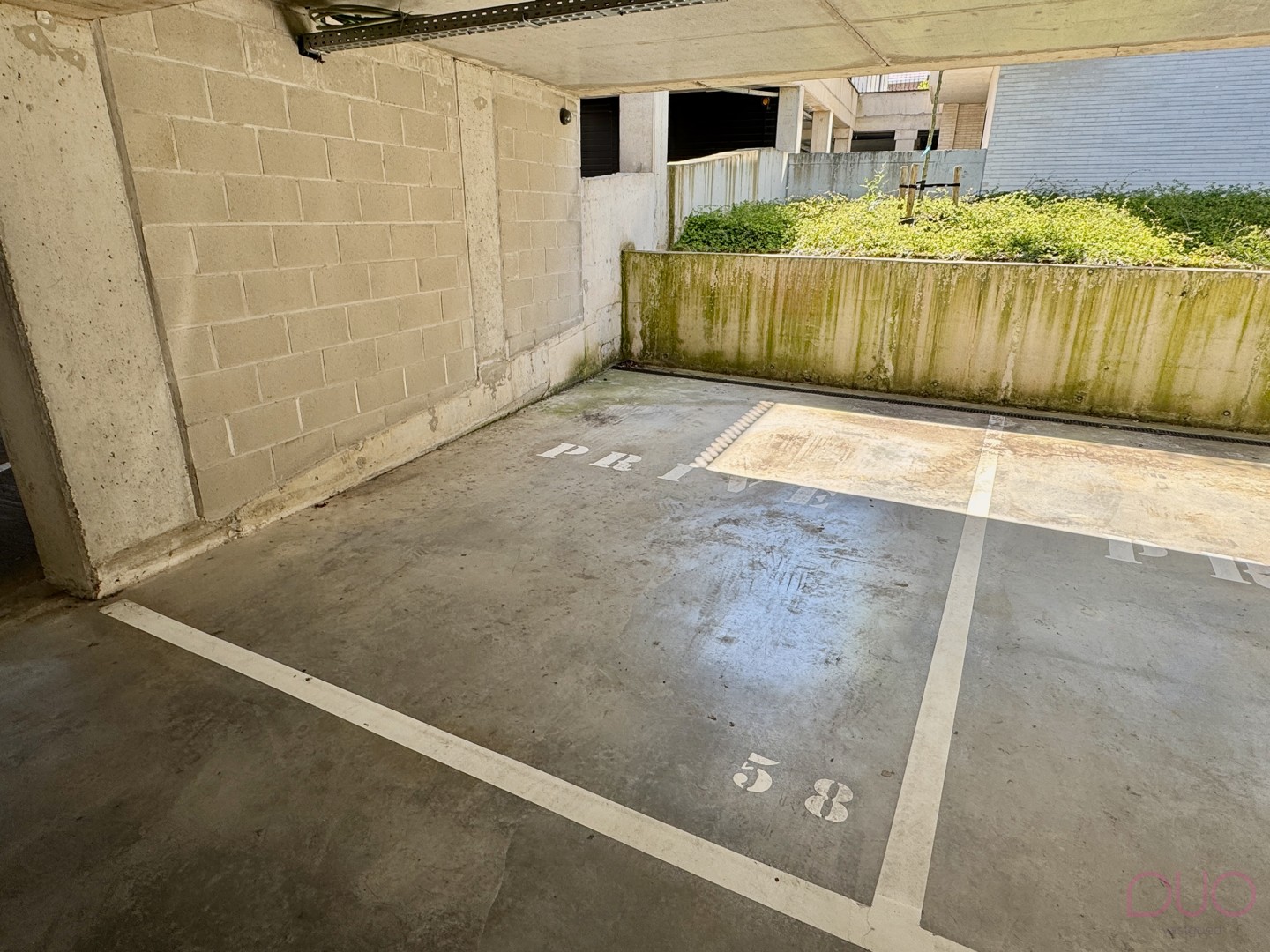 Ruime ondergrondse autostaanplaats met mogelijkheid tot laadpaal in residentie De Stadspoort. - foto 5