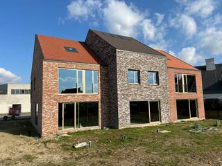 Je komt deze ruime, moderne woning binnen via de inkomhal waar je toegang hebt tot het gastentoilet en de leefruimte. Deze omvat een zithoek, een eethoek en de open keuken. Verder is er op het gelijkvloers ook nog een bureaukamer en een handige berging. Op de eerste verdieping heb je drie volwaardige slaapkamers, een volledig uitgeruste badkamer en een apart toilet. Via een vaste trap kan je nog naar de tweede verdieping die mogelijkheid biedt tot extra slaapkamer(s).<br /><br />Troeven: <br />- Lage energiepeil van E20<br />- Warmtepomp (Lucht-water) voor vloerverwarming en -koeling<br />- Zonnepanelen 1600 Wp<br />- Ventilatie type C<br />- Volledig geïsoleerd <br />- Achtergelegen carport is inbegrepen<br />- Voortuin aangelegd<br /><br />Meer info of een bezoek ter plaatse via tom@immoroba.be of 056 14 02 00<br /><br />Mooi meegenomen: de drie eerste woningen maken deel uit van een reconversieproject waardoor ze kunnen worden aangekocht aan 6% BTW (indien aan de voorwaarden wordt voldaan).