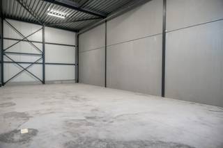 Deze loodsen zijn uiterst centraal gelegen op 3 minuten rijden van de E403 en beschikken over: - Bruikbare oppervlaktes tussen 113 m2 - Steeldeck...