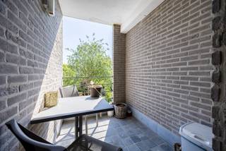 Bent u op zoek naar een instapklaar appartement met 1 slaapkamer en terras? Of bent u op zoek naar een leuke investering voor te verhuren? Dan stellen wij graag dit appartement aan u voor gelegen op de 2de verdieping zonder lift!<br /><br />Indeling: U komt binnen in de inkomhal die doorgang geeft aan de woonkamer met plaats voor een salon, eetplaats en bureel. Centraal vindt u de badkamer (3.5m²) met inloopdouche en enkele lavabo. Achteraan bevindt zich de ruime, vernieuwde keuken (9 m²), volledig uitgerust met een kookplaat, dampkap, koelkast, diepvries, vaatwasser en combi-oven. Vanuit de keuken heeft u rechtstreeks toegang tot het terras. In de hal bevindt zich een apart gastentoilet. Ook de ruime slaapkamer (15 m²) is achteraan gelegen.<br /><br />Ligging:<br />Uiterst centrale ligging met alle nodige verbindingen voor de deur. Op wandelafstand van winkels, horeca, openbaar vervoer, apothekers, bakker, ... Kortom alles binnen handbereik!<br /><br />Pluspunten:<br />- Elektriciteit conform<br />- Modern en instapklaar<br />- Twee privatieve kelderbergingen aanwezig<br />- Ideaal voor verhuur<br />- EPC label B<br /><br />Voor meer informatie of een bezichtiging kan u One vastgoed steeds bereiken op volgend nummer 03 360 85 30.
