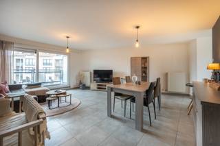 Mooi appartement gelegen in het rustige Lissewege met een vlotte bereikbaarheid richting kust of richting Brugge. Het appartement is gelegen op het eerste verdiep in een mooie residentie en bestaat uit de inkomhall met toilet, ruime leefruimte met een zithoek palend aan het zuidgerichte terras, eethoek, halfopen keuken met terras. Bergruimte in de hall met aansluiting voor wasmachine, twee slaapkamers en een badkamer met lavabo en ligbad. Mogelijkheid om een garagebox aan te kopen palend aan de residentie. Ref.A514