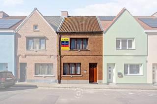 <strong>EERSTE KIJKDAG VRIJDAG 08/05 - Graag een bezoek? Aarzel niet ons te contacteren via stephanie@immodelestre.be.</strong> Op zoek naar een <strong>gezellige, instapklare woning</strong> op een toplocatie? Deze charmante woning bevindt zich op <strong>onderhoudsvriendelijk een perceel van 149 m²,</strong> in het centrum van Ninove, op wandelafstand van het stadspark, winkels, scholen en openbaar vervoer. Bij het betreden van de woning komt u in de inkomhal, die toegang geeft tot de lichtrijke leefruimte met een gezellige zit- en eetplaats en veranda. Aansluitend vindt u de functionele keuken en de badkamer. Achteraan de woning bevindt zich een aangename stadstuin met tuinhuis, ideaal om in alle rust te genieten. <strong>Op de eerste verdieping </strong>zijn er<strong> 2</strong> <strong>volwaardige slaapkamers en een bureel of dressing.</strong> Via een nog te installeren vaste trap bereikt u de zolder (momenteel uitvaltrap), die extra mogelijkheden biedt (berging, hobbyruimte of uitbreiding naar 3e en eventueel 4e slaapkamer). <strong>EPC LABEL D. </strong>Deze woning is perfect voor starters, jonge gezinnen of investeerders die op zoek zijn naar een goed gelegen en direct bewoonbare eigendom. Interesse? Neem snel contact op voor een bezoek via stephanie@immodelestre.be 