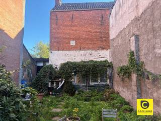 <p><span>Projet de rénovation offrant de nombreuses possibilités dans la Nielsestraat</span></p><p><span>Ce projet de rénovation offre de nombreuses possibilités à ceux qui recherchent une opportunité intéressante de construction ou de rénovation.</span></p><p><span>À l'avant se trouve un </span><span>terrain à bâtir de 75 m²</span><span>, situé au </span><span>254 de la Nielsestraat</span><span>. À l'arrière se trouve une </span><span>maison à rénover entièrement</span><span>, </span><span>sur une parcelle de 85 m²</span><span>, située au </span><span>250 de la Nielsestraat</span><span>.</span></p><p><span>La combinaison de ces deux parcelles rend ce projet particulièrement intéressant pour ceux qui recherchent un projet de rénovation à fort potentiel. La propriété offre des possibilités tant de rénovation que de développement ultérieur, sous réserve du respect des règles d'urbanisme en vigueur.</span></p><p><span>Données :</span></p><ul><li><span>254, Nielsestraat : terrain à bâtir de 75 m²</span></li><li><span>Nielsestraat 250 : maison à rénover entièrement sur un terrain de 85 m²</span></li><li><span>Projet intéressant pour les rénovateurs, les constructeurs ou les investisseurs</span></li></ul><p><span>De nombreuses possibilités</span></p>
