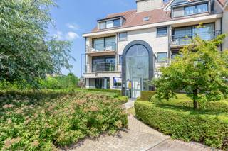 Dit appartement op de eerste verdieping, gelegen in een <strong>rustige woonwijk</strong>, biedt een aangename combinatie van ruimte, lichtinval en comfort.<br /><br />U komt binnen via de inkomhal met vestiarekast en gastentoilet en betreedt vervolgens de lichtrijke leefruimte met open keuken. Dankzij de gunstige ligging en de extra vrije gevel geniet de leefruimte van een aangename natuurlijke lichtinval doorheen de dag. Via de leefruimte heeft u toegang tot het <strong>gezellige terras</strong>, waar u heerlijk kan genieten van een rustig moment buiten.<br /><br />Verder beschikt het appartement over <strong>drie slaapkamers </strong>met een oppervlakte van ca. 14 m², 7,60 m² en 10 m². De badkamer is uitgerust met zowel een bad als douche. Achter de badkamer bevindt zich bovendien een praktische <strong>wasberging</strong>.<br /><br />Dankzij de praktische indeling biedt dit appartement een ideale woonoplossing voor wie op zoek is naar een ruim en lichtrijk appartement.<br />Het appartement beschikt bovendien over een gunstig <strong>EPC-label B</strong> (150 kWh/m²), wat bijdraagt aan een energiezuinige woonervaring.<br /><br />Een garagebox is afzonderlijk mee aan te kopen voor € 25.000.<br /><br />Ontdek zelf de troeven van dit appartement en neem vandaag nog contact met ons op voor een bezoek: 03 502 98 74 of emily@claves.be.