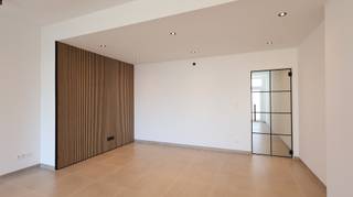 Bent u op zoek naar een stijlvolle, energiezuinige en volledig instapklare huurwoning? Dan is deze prachtig gerenoveerde woning gelegen te Moorslede beslist een bezoek waard. De woning bevindt zich op een centrale ligging, op wandelafstand van winkels, scholen, horeca en openbaar vervoer. Dankzij de vlotte verbindingen met Roeselare, Dadizele en Menen geniet u hier van het comfort van een rustige woonomgeving met een uitstekende bereikbaarheid.<br /><br /><strong>Indeling</strong><br />Bij het binnenkomen wordt u verwelkomd in de inkomhal met gastentoilet. Aansluitend bereikt u de lichtrijke leefruimte met open, volledig uitgeruste keuken. Deze moderne keuken is uitgerust met een koelkast, vaatwasmachine, spoeltafel, combi-oven, keramische kookplaat en dampkap. <br />Op het gelijkvloers bevindt zich tevens de stijlvolle badkamer, uitgerust met een ruime inloopdouche en een modern badkamermeubel.<br />Daarnaast is er een praktische wasplaats/berging met aansluiting voor een wasmachine. Deze ruimte is eveneens toegankelijk via een garagepoort en kan perfect dienen voor het veilig stallen van fietsen.<br />Op de eerste verdieping bevinden zich twee volwaardige slaapkamers.<br /><br /><strong>Comfort</strong><br />De woning werd volledig vernieuwd en biedt modern wooncomfort:
<ul>
<li>vloerverwarming op aardgas (gelijkvloers)</li>
<li>airconditioning in beide slaapkamers</li>
<li>volledige verlichtingsarmaturen aanwezig</li>
<li>volledig geschilderd en instapklaar</li>
</ul>
<strong>Buitenruimte</strong><br />Achteraan de woning bevindt zich een aangename, onderhoudsvriendelijke en zuidgerichte tuin met terras en graszone, waar u de hele dag door van de zon kunt genieten. Daarnaast wordt er nog een praktisch tuinhuis voorzien.<br /><br /><strong>Troeven</strong><br />✔ Volledig gerenoveerd<br />✔ Moderne, volledig uitgeruste keuken<br />✔ Badkamer met inloopdouche<br />✔ Vloerverwarming op aardgas<br />✔ Airconditioning in slaapkamers<br />✔ Zuidgerichte tuin met terras en tuinhuis<br />✔ Centrale ligging nabij alle voorzieningen<br />✔ <strong>Onmiddellijk beschikbaar</strong>!<br /><br /><u>Interesse in deze stijlvolle woning? </u><br />Ga naar www.dicasa.be, klik op het pand dat u wenst te huren en vul via de knop "Ik ben kandidaat" een kort profiel in.<br />Enkel via deze weg kunnen bezichtigingen aangevraagd worden – telefonisch worden geen afspraken ingepland.