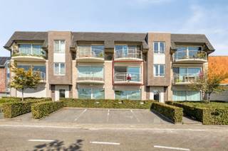 <p><span>Appartement situé en centre-ville avec garage à Aalter</span></p><p><span> </span></p><p><span>Cet agréable appartement bénéficie d'un emplacement exceptionnel et central à Aalter.</span></p><p><span>Il se trouve à quelques minutes à pied du centre-ville et offre en outre un accès rapide à l'E40, ce qui permet de rejoindre facilement les villes et communes environnantes.</span></p><p><span>Cet appartement dispose également d’un garage privé souterrain, où vous pourrez garer votre voiture en toute sécurité et en tout confort. De plus, deux parkings publics se trouvent à proximité immédiate, offrant ainsi des possibilités de stationnement supplémentaires pour les visiteurs.</span></p><p><span> </span></p><p><span>Agencement : hall d'entrée, salon avec cuisine ouverte (plaque de cuisson, lave-vaisselle, four à micro-ondes) et balcon, toilettes invités, salle de bains, chambre avec balcon.</span></p><p><span> </span></p><p><span>Atouts :</span></p><p><span>- Situation centrale</span></p><p><span>- Bon indice de performance énergétique (A)</span></p><p><span>- Garage souterrain</span></p><p><span> </span></p><p><span>Informations :</span></p><p><span>- Label EPC : A</span></p><p><span>- Disponibilité : 01/10/2026</span></p><p><span>- Loyer : € 800 + € 50 de frais de copropriété</span></p><p><span>- Caution : 3 mois de loyer</span></p><p><span>- Frais supplémentaires : frais uniques à la charge du locataire pour l'état des lieux</span></p><p><span> </span></p><p><span>Intéressé(e) ? Contactez Yana au 09 227 08 90 ou à l'adresse yana@heritagevastgoed.be</span></p><p><span> </span></p><p><span> </span></p><p><span> </span></p><p><span> </span></p><p><span> </span></p>