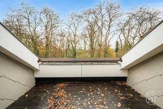 Ontdek deze recent opgeleverde ecologische nieuwbouwwoning op een rustige locatie in Kortrijk. Indeling: op de gelijkvloers vinden we een opbergruimte / fietsenstalling, een badkamer en een slaapkamer en een gezellig stadstuintje op de eerste verdieping bevind er zich een ruimte leefruimte met een volledig geinstalleerde keuken, op de tweede verdieping, bevind er zich een kamer een polyvalente ruimte en een zuidgericht zonovergoten dakterrasTroeven: uiterst zuinig verbruik dankzij de vloerverwarming in alle ruimtes, de warmtepomp en de zonnepanelen, zuidgericht privé dakterras zonder inkijk, volledig instapklaar, centrale en rustige ligging in Kortrijk en kan bovendien worden aangekocht met 6% btw-tarief (ipv 21%)Deze woning is ideaal voor wie op zoek is naar een duurzame, onderhoudsvriendelijke en toekomstgerichte woonoplossing op een strategische locatie.Interesse? Meer informatie via feline@immobeguin.be