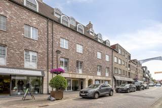 Ce confortable appartement à vendre a une superficie d'environ 82 m² et peut profiter de 2 chambres et de 2 salles de bain. Vous pourrez vous détendre sur l'agréable terrasse ensoleillée. L'appartement est situé dans un endroit très pratique dans le centre, à quelques pas du marché de Waregem.Achat obligatoire d'un box de garage souterrain et d'un stockage souterrain : 30 000€MISE EN PAGEHall d'entrée - toilettes séparées - séjour très lumineux avec terrasse - cuisine (réfrigérateur, plaques de cuisson, évier) - rangement - terrasse avec vue sur le jardin commun - 3 chambres - salle de bainINFORMATIONS GÉNÉRALES- appartement très lumineux- terrasse agréable- actuellement loué Si vous recherchez un appartement à vendre dans le centre de Waregem, assurez-vous de prendre rendez-vous !