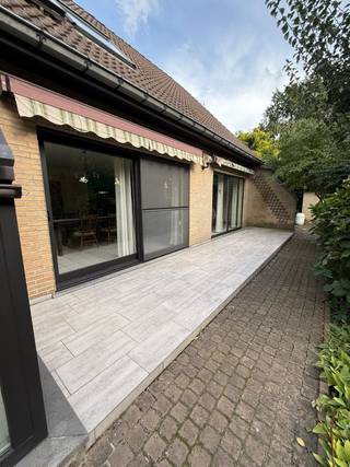 Te koop : <br /><br />Dit mooie, ruime landhuis is ideaal gelegen in een rustige en groene omgeving van Schoten aan de grens St Job. <br />Deze OBB heeft een totale oppervlakte van 866m² met een straatbreedte van 31m en een bebouwde opp. ca 230m² . De privatieve<br />tuin is volledig omheind en heeft een overdekt terras van ca 20m² waar uw kinderen veilig en droog kunnen spelen in een groene <br />omgeving. U komt binnen in een ruime inkomhal met apart gastentoilet en bureel van 7,5m². De ruime woonkamer van 47m²<br />met tegelvloer geniet van veel natuurlijk licht dankzij verschillende ramen en schuifraam die toegang biedt tot een zuidwest gericht<br />2de terras van 15m². Aansluitend bevindt zich de open keuken van 15m² . Deze keuken heeft een glazen uitbouw wat resulteert in<br />een zonnige, lichtrijke ontbijtplek . Via de keuken komt u in de ruime dubbele inpandige garage van 29m² met een aparte berging<br />waar u uw wasmachine, droogkast en afwasmachine kan plaatsen. Hier is via een trap de inkom naar de kelder. <br />Centrale verwarming is via een onderhouden en goedgekeurde Buderus stookoliebrander. Tank van 5000 liter.<br />Alle attesten zijn aanwezig - EPC is 365 kWh --> D<br />Op de 1ste verdieping vindt u een ruime en lichte badkamer van 11m² met ligbad, vernieuwde douche, dubbel lavabomeubel en 2de<br />toilet. Verder zijn er 4 ruime en lichte slaapkamers met oppervlakten van ca. 16m², 14m², 15m², 15m². De hoofdslaapkamer met inbouwkast<br />heeft een berging van 3m² waar een zonneboiler werd geplaatst van 400 liter die verwarmd wordt door 3 zonnepanelen en/of elektriciteit. <br />Deze woning is volledig onderkelderd met aparte zij ingang via de tuin, zeer interessant voor zelfstandigen. <br />Ook is er een vergund bijgebouw van 2 paardenstallen. <br />De woning is vlakbij de E10 plas, aan de antitankgracht gelegen en ligt op wandelafstand van het toekomstig landschapspark van Schoten. <br />Nabij de E19, St Job centrum, scholen, winkels, openbaar vervoer.<br /><br />Voor meer info Tel 0497/110472 of via mail ritastevens6622@gmail.com