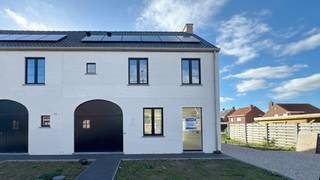 Langs de Borstelstraat in Houthulst wordt deze prachtige halfopen projectwoning (lot 2) gerealiseerd. De grote stijlvolle voordeur leidt naar een woning die beschikt over een open leefruimte, een kwalitatief afgewerkte keuken, 3 slaapkamers, een moderne badkamer en een vaste trap leidt naar een extra zolderruimte. Geniet van het comfort van een geothermische warmtepomp en vloerverwarming. De woning is gelegen aan een rustig wegeltje met beperkt verkeer.<br /><br />Deze nieuwbouwwoningen met een E-peil onder de 20, voorzien van zonnepanelen, een ventilatiesysteem type D wordt volledig afgewerkt en instapklaar opgeleverd, inclusief alle nodige bevloeringen, terras, oprit en een pad naar de voordeur. De woning bevindt zich aan een rustig wegeltje met weinig doorgaand verkeer. Daarbij heeft elke woning optioneel een eigen carport met rustieke houten elementen.<br /><br />De prijs hier gecommuniceerd is exclusief kosten en btw, bekijk de ALL-IN prijs op onze website. Klaar om te verhuizen? Meer info, prijzen en grondplan op: <strong>www.dumobil.be/nl/woonprojecten/projecten/houthulst-borstelstraat</strong> Of vraag vrijblijvend informatie via onze bouwadviseur Sam Borrey: <strong>sam@dumobil.be</strong> | <strong>0483 210 133</strong>