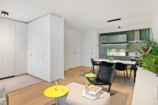 Schitterend gelegen, luxueuze studio. Rustig gelegen, met zicht op het park van de Dungelhoefsite, vindt u deze luxueus ingerichte studio ingericht als volgt: Inkom met apart toilet, ingebouwde vestiaire, lichte leefruimte (op parket) met toegang tot een terras dat uitkijkt op groen, ingerichte keuken met vaatwasser, koelkast en diepvriezer, open slaapruimte met voldoende ingebouwde kasten en inklapbaar bed en een wasplaats/berging. Verlichting en raamgarnituren aanwezig. In de ondergrondse parkeergarage bevindt zich nog de autostaanplaats met een extra berging. Het centrum, winkels, stadsdiensten, openbaar vervoer en alle andere faciliteiten vindt u er op wandelafstand. Gemeenschappelijke kost: 90 €/maand.