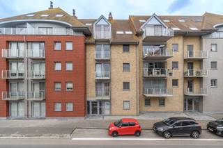 Op een boogscheut van buurtwinkels, ziekenhuis, scholen, openbaar vervoer en de markt van Veurne vinden we dit verzorgd appartement (2006) te...