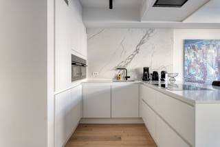 LUXE APPARTEMENT OP AAA-LOCATIE! Dit luxueus & onberispelijk appartement (5°V) met 2 SLAAPKAMERS en zonnig TERRAS bevindt zich op een...