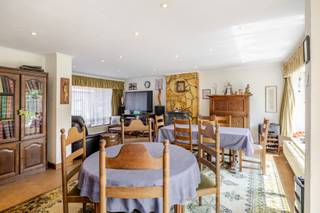 gt;Ligging<br />De Stationsstraat 57 in Boekhoute is niet zomaar een adres — het is een stukje levendige dorpsgeschiedenis. Dit karaktervolle pand was ooit deel van het voormalige treinstation van Boekhoute en ademt vandaag nog steeds het authentieke karakter en de unieke sfeer van vervlogen tijden. Gelegen in het hart van deze charmante deelgemeente van Assenede, combineert het gebouw zijn historische waarde met een uitzonderlijk rustige en groene ligging.
<p>De Stationsstraat is een rustige doodlopende woonstraat met een residentieel karakter, op wandelafstand van de dorpskern. Het voormalige station is omgeven door open landschap en landelijke rust, met tal van fiets- en wandelroutes langs de Boekhouterkreek, oude spoorwegbedding en de omliggende polders – ideaal voor wie houdt van natuur, ontspanning en buitenleven.<br /><br /><strong>Troeven</strong></p>

<ul><li><strong>Omringd door groen</strong></li><li><strong>Verkeersarme en veilige straat</strong></li><li><strong>Fantastische tuin</strong></li><li><strong>Renoveren/opfrissen naar eigen wens</strong></li><li><strong>Vlotte verbindingen naar het centrum van Assenede, Boekhoute en Bassevelde + E34</strong></li><li><strong>Zonnige oriëntatie van de tuin</strong></li><li><strong>Aparte inpandige garage</strong></li></ul>
<strong>Contact</strong><br />Bent u benieuwd naar deze unieke kans in Boekhoute? Aarzel dan zeker niet om contact op te nemen via arman.harami@era.be<br />